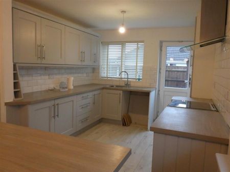 3 bedroom semi-detached bungalow to rent - Photo 4