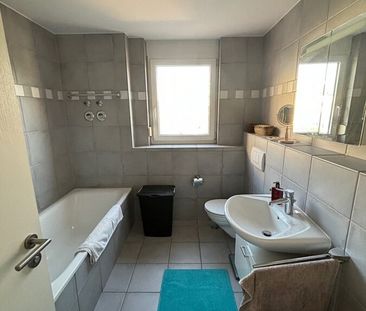 Möblierte 2-ZKB-Wohnung mit EBK, Garage und Balkon im Park Vauban - Photo 6