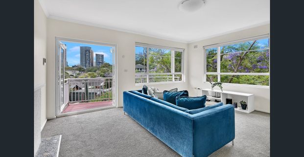 Bright & Spacious 2-Bedroom Apartment in Prime Wollstonecraft Location - Photo 1