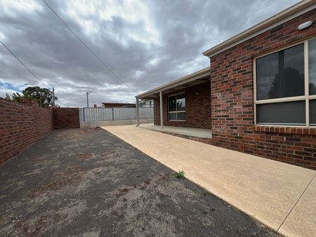 TWO BEDROOM UNIT IN MARYBOROUGH - Photo 3