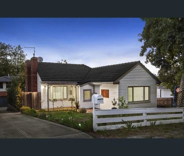 Comfortable Family Living in the Heart of Ringwood East - Photo 4