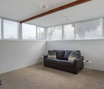 Three bedroom low-maintenance home - Photo 5