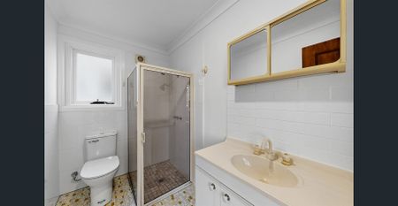 BOUTIQUE FAMILY HOME LOCATED IN A QUIET STREET - Photo 3