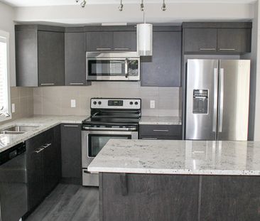 3 Bedroom Townhouse For Rent In Redstone | Pets Negotiable. - Photo 6