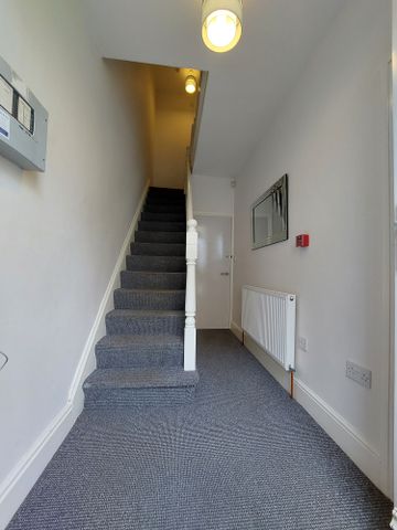 Spacious room in friendly, clean and central shared house - Photo 2