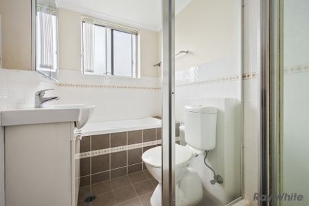 Neat & Tidy residence - Ideal sunny aspect - Photo 4