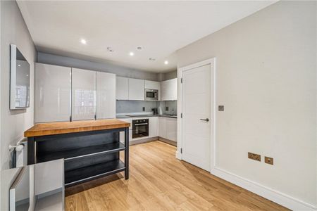 Excellent two-bedroom, two-bathroom flat within Wimbledon Grounds, this prestigious modern development next to the AFC Wimbledon Stadium. - Photo 5