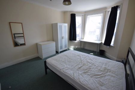 To Rent Chatsworth Road, Charminster, Bournemouth, BH8 £2,640 pcm Tenancy Info - Photo 5