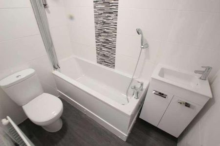 Woking, Surrey, GU21 - Photo 4