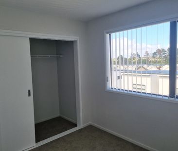 3 Bdrms/ 2 FULL bthms with GARAGE in Mangere Bridge! - Photo 4
