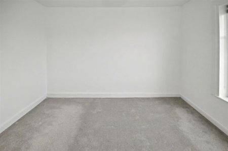 3 bedroom flat to rent - Photo 2