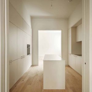 Contemporary Three-Bedroom Apartment with Private Balcony in St John’s Wood - Photo 2