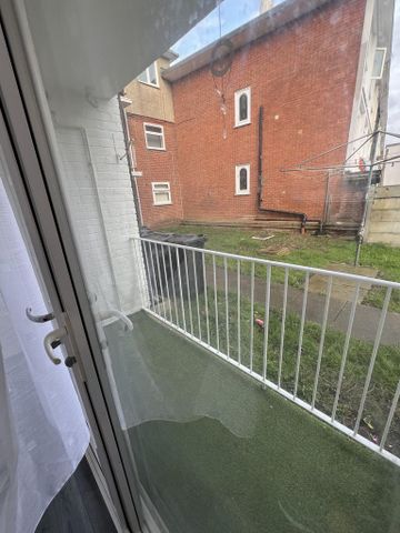 2 bedroom flat to rent - Photo 4