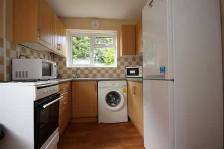 3 bedroom semi-detached house to rent - Photo 2