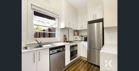 Modern 2-Bedroom Townhouse in Elwood! - Photo 4