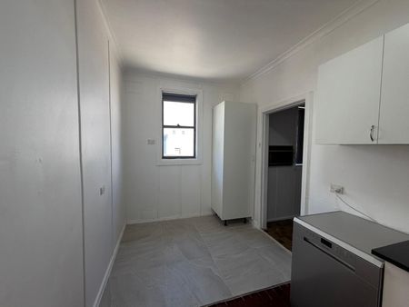 Freshly Painted 3 Bedroom Home, Renovated Kitchen, Fantastic Location! - Photo 5