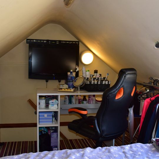 Great room in 3-bedroom apartment in Cabra, Dublin - Photo 1