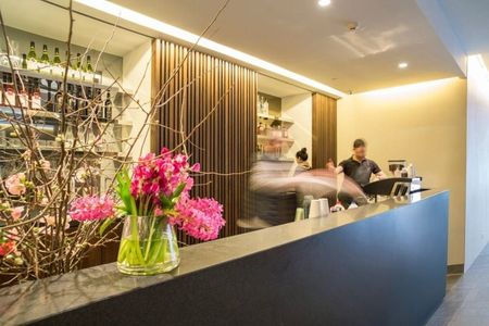 Luxury Two-Bedroom Apartment in Prestigious Fifty Albert, Melbourne - Photo 2