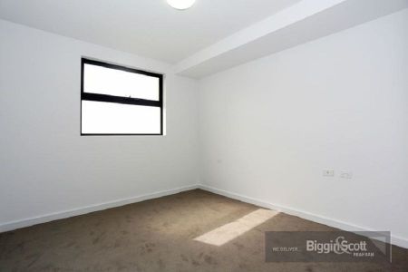 Modern Two-Bedroom Apartment Moments from Bridge Road - Photo 2