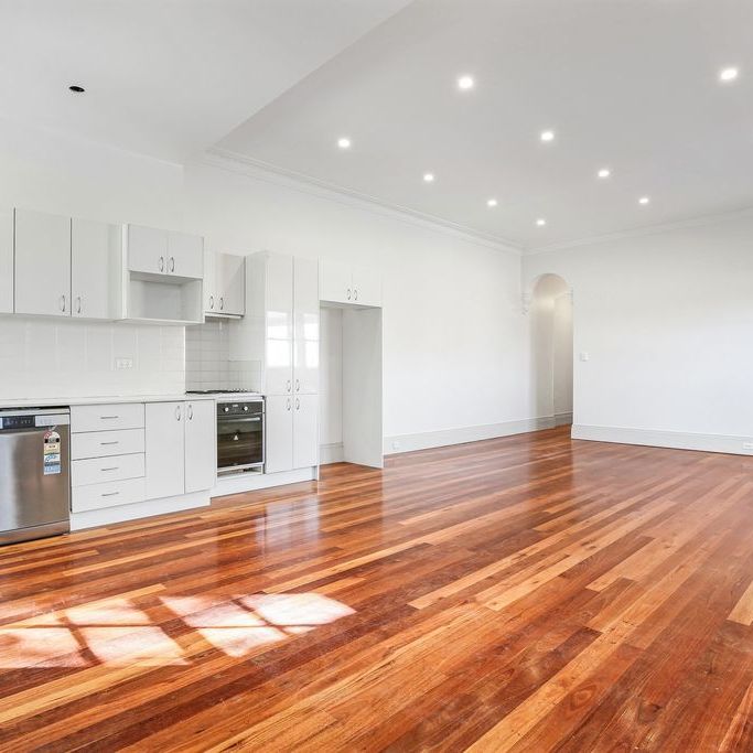 Modern and Stylish Home in Vibrant Marrickville - A Cozy Living Space Awaits! - Photo 1