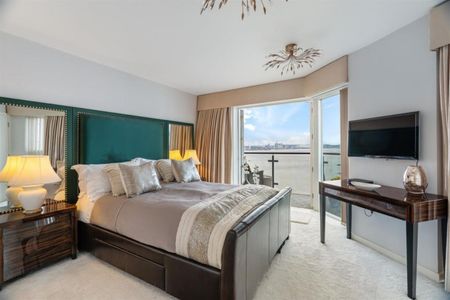 3 bedroom Flat To Let - Photo 3