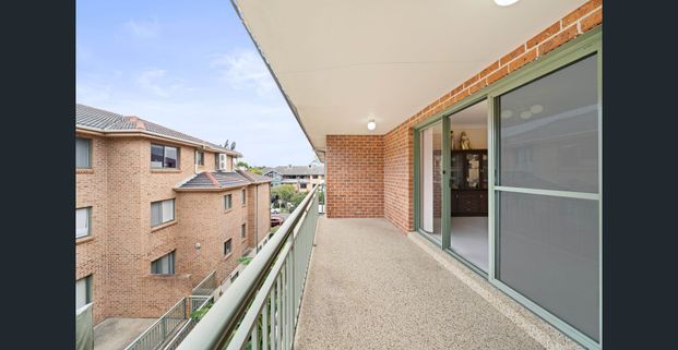 Large, well presented two bedroom unit. - Photo 1