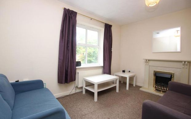 *** STUDENT PROPERTY *** £780pppm 3 bed bills included!!!** A modern property in a popular location suitable for three STUDENTS. Available furnished with bills included from August. - Photo 1