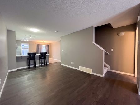 Bright & Modern 2 Bedroom Townhome With Lake Summerside Access - Photo 2