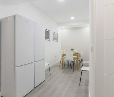 Bright and cozy room in calle del Ferrocarril - Photo 3