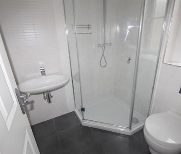 3 Bedroom House - End Terrace To Let - Photo 2