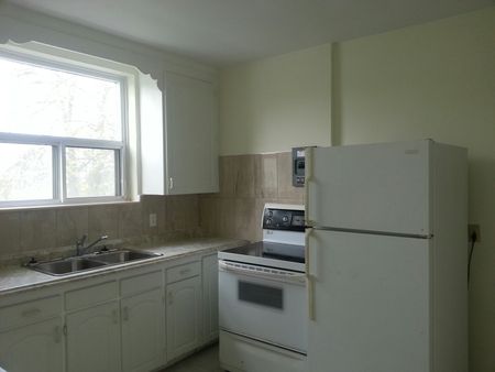 Tastefully renovated 2 bedroom in quiet building - Photo 5