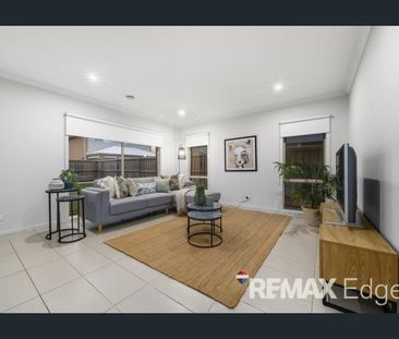 Exquisite Double-Storey Home with Modern Elegance - Photo 4