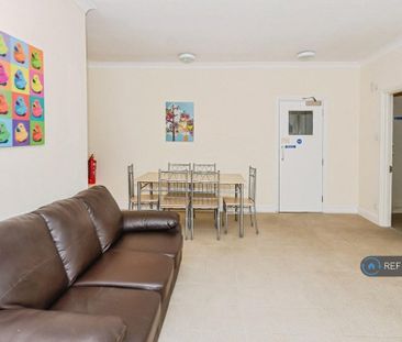 1 bedroom in a flat share to rent - Photo 4