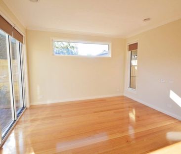 IMPRESSIVE TOWNHOUSE IN MOUNT WAVERLEY SCHOOL ZONE (STSA) - Photo 1