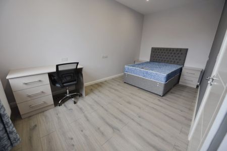 2 bedroom Flat in Cardigan Road, Leeds - Photo 5