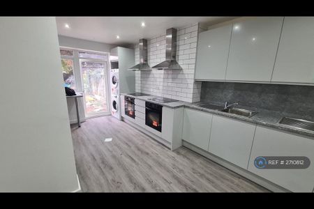 1 bedroom in a house share to rent - Photo 4