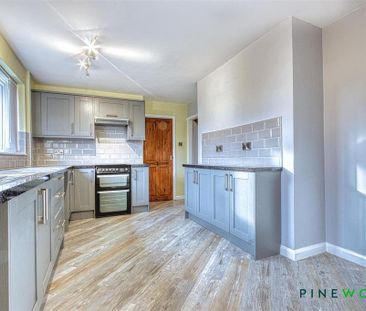 4 bedroom end of terrace house to rent - Photo 1