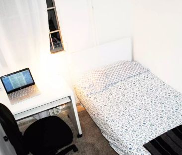Room in a shared 4-bedroom apartment for rent in Castilla, professi... - Photo 3