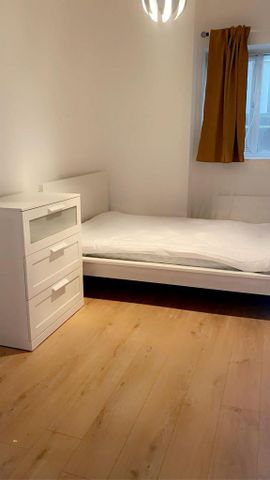 1 bedroom in a flat share to rent - Photo 5