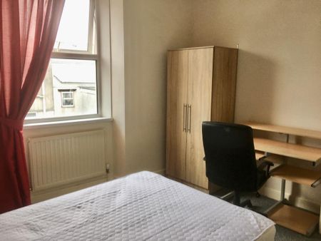 4 bedroom flat to rent - Photo 4