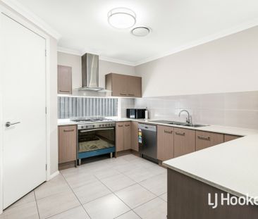 Spacious 5 Bedroom Home - Photo 3
