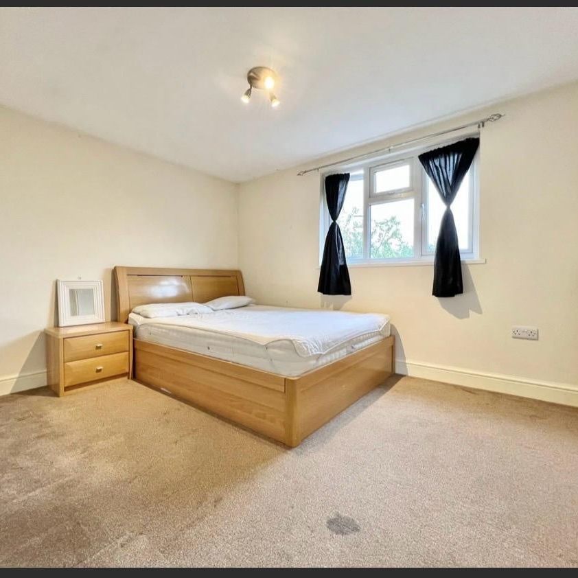 1 Bed Flat, Highcliffe Gardens, IG4 - Photo 1