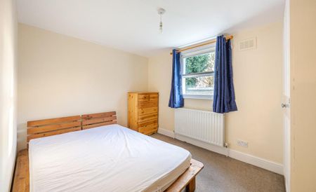 3 bedroom flat to rent - Photo 4