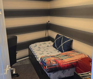 1 bedroom in a house share to rent - Photo 2