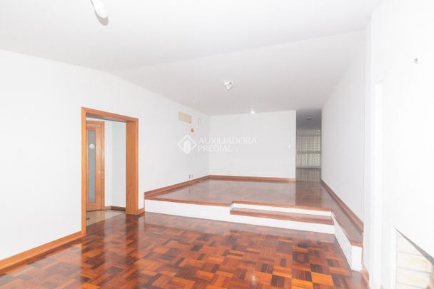 Casa com 3 quartos e 300m² para alugar em Três Figueiras, Porto Alegre. - Foto 1