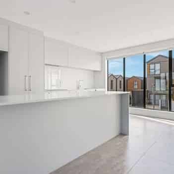 CITY CENTRE - 3 BEDROOM, 2 BATHROOM, SINGLE GARAGE - Photo 1
