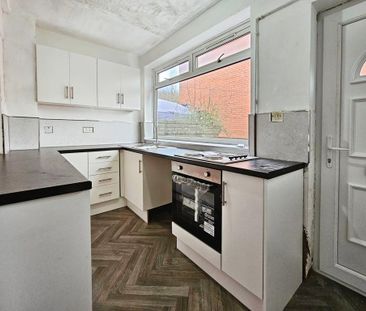 2 bedroom end of terrace house to rent - Photo 2