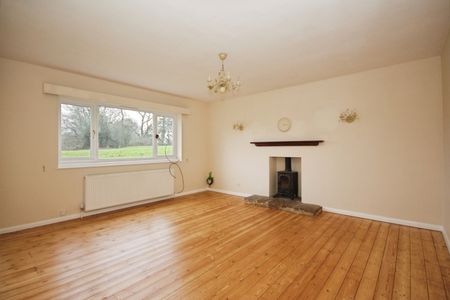 Farnborough - Photo 2