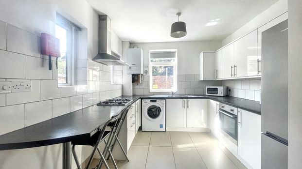 1 bedroom in a house share to rent - Photo 1