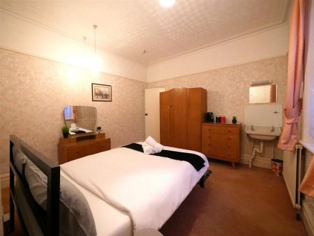 10 bedroom house to rent - Photo 3